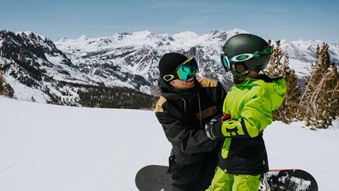 dad and kid hugging on the snow